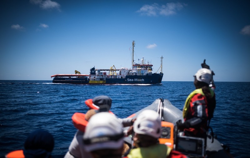 O a doua femeie căpitan de vas din Germania este urmărită penal în Italia pentru ajutorarea migranților veniți din Libia