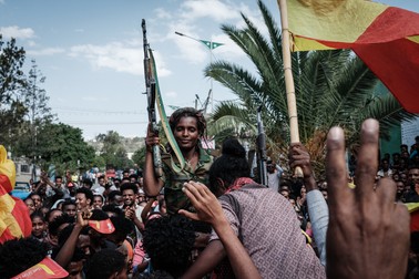 Luptătorii TPLF sunt aplaudați la venirea în orașul Mekele din regiunea Tigray, pe 29 iunie 2021. Foto: Profimedia