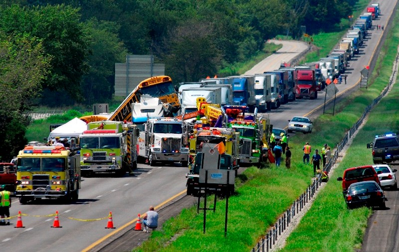 Accident în lanț în America: 65 de răniți, după ciocnirea a ȘASE AUTOBUZE școlare 