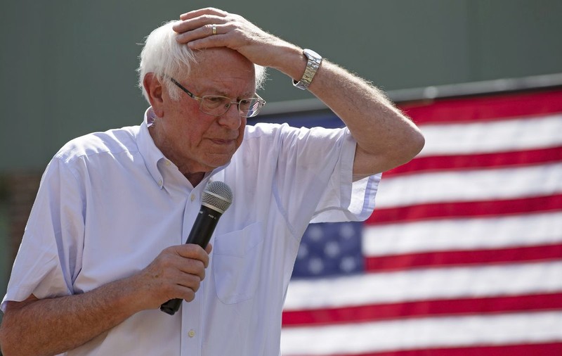 Bernie Sanders a fost internat și operat de urgență. Își suspendă campania electorală pe termen nelimitat