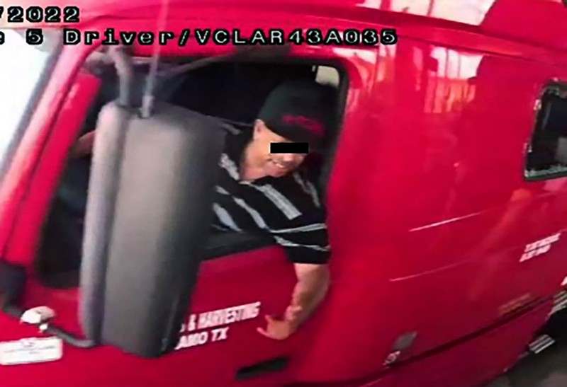 Dacă e găsit vinovat, șoferul ar putea să fie condamnat la moarte. El a fost surprins în aceste imagini de camerele de supraveghere, la volanul camionului în care au fost găsiți migranții morți