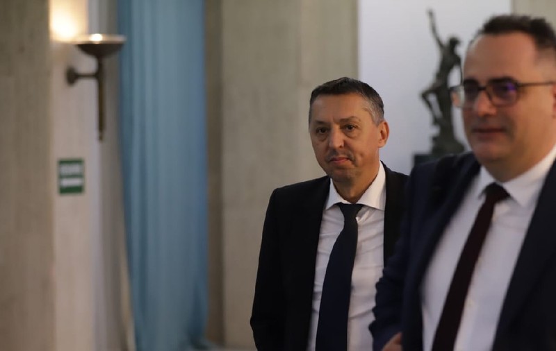 Daniel David spune cum pot fi sancționați elevii care folosesc telefonul în timpul orelor. Părinții sunt nemulțumiți: „Profesorii se bazează pe bun-simț și pe cele 10 porunci”