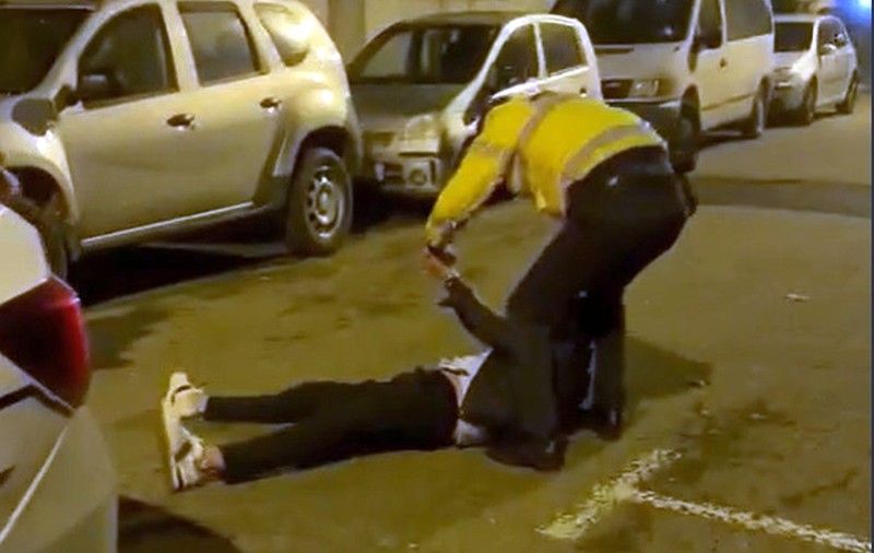 Un timișorean condamnat pentru consum de droguri, ridicat de Poliție după ce a făcut scandal într-un bloc