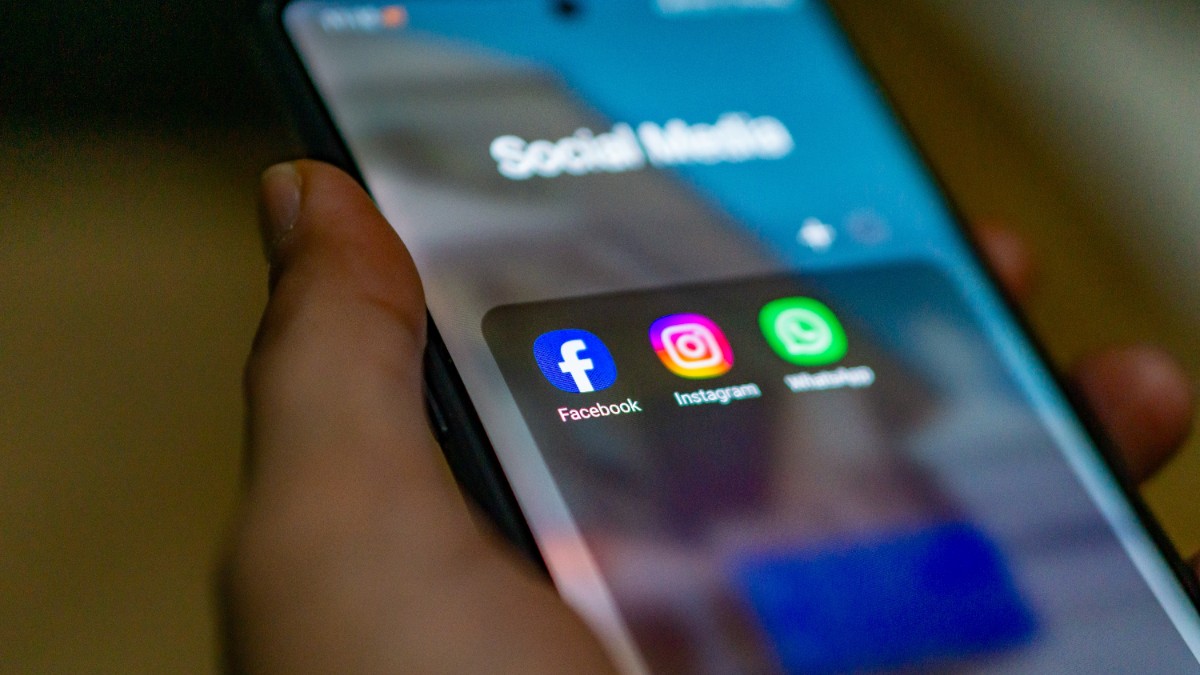 Un telefon pe care sunt aplicațiile Facebook, Instagram, WhatsApp