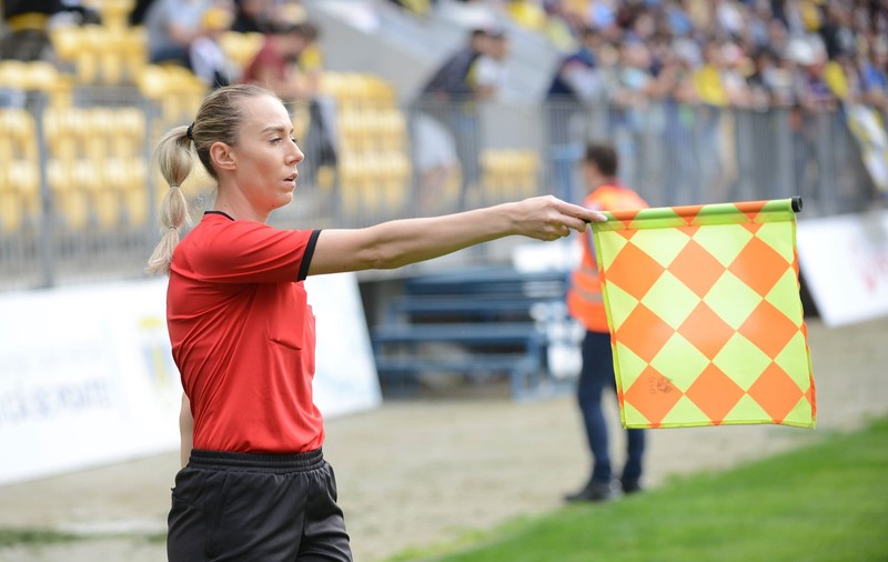 Cea mai sexy arbitră de fotbal din România e considerată mureșeanca Patricia Șamșudean. ”Am vaci și căruță, mărită-te cu mine!”