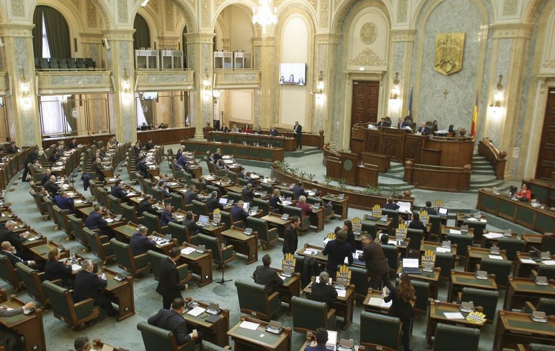 Abrogarea pensiilor speciale, propusă de PMP, a trecut tacit de Senat. Deputaţii au votul final
