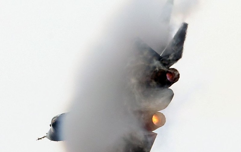 Un avion invizibil rusesc Suhoi T-50 a luat foc la aterizare