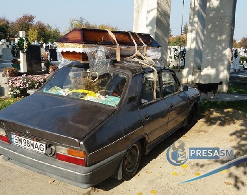 Un bărbat a transportat cadavrul fratelui cu mașina prin Satu Mare. Sicriul putea să cadă în orice moment