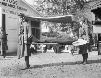 Două asistente medicale transportă o persoană bolnavă, în timpul pandemiei de gripă din 1918 | Foto: Hepta
