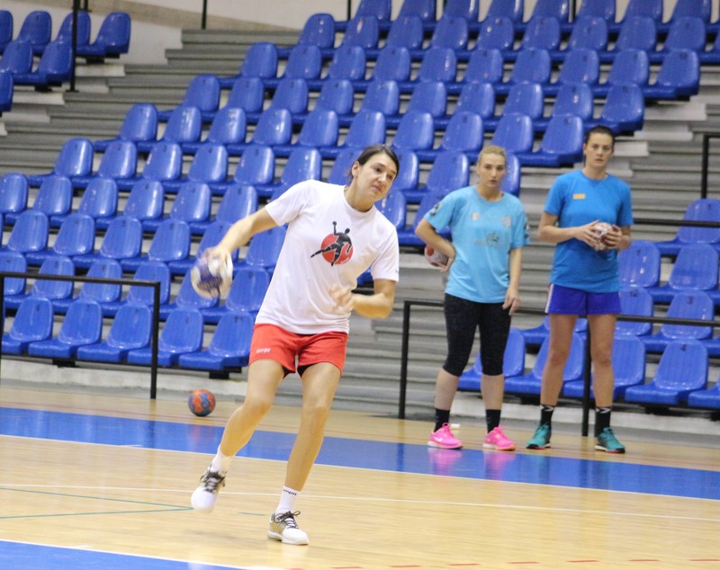 Ola-Rio! Fetele din naționala de handbal pregătesc la Ploiești calificările europene și turneul olimpic. Cristina Neagu era să se accidenteze! FOTO&VIDEO