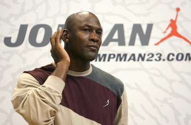 epa00847783 Former ace of NBA 'Chicago Bulls' team, Michael Jordan, poses for photographers prior the 'Jordan Classic Camp', a basketball match for Under 16 athletes, at the 'Palalido' in Milan, Italy, Lombardia Region, northern Italy, on Tuesday, 24 October 2006. EPA/DANIEL DAL ZENNARO