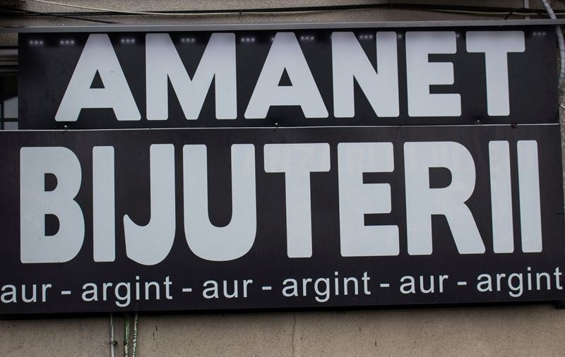 Opt kilograme de bijuterii din aur și argint, confiscate într-o zi de la casele de amanet din București
