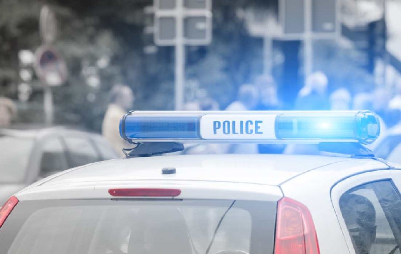 Poliţist acuzat că s-a oprit la un bancomat şi la o pizzerie în loc să investigheze o dublă crimă