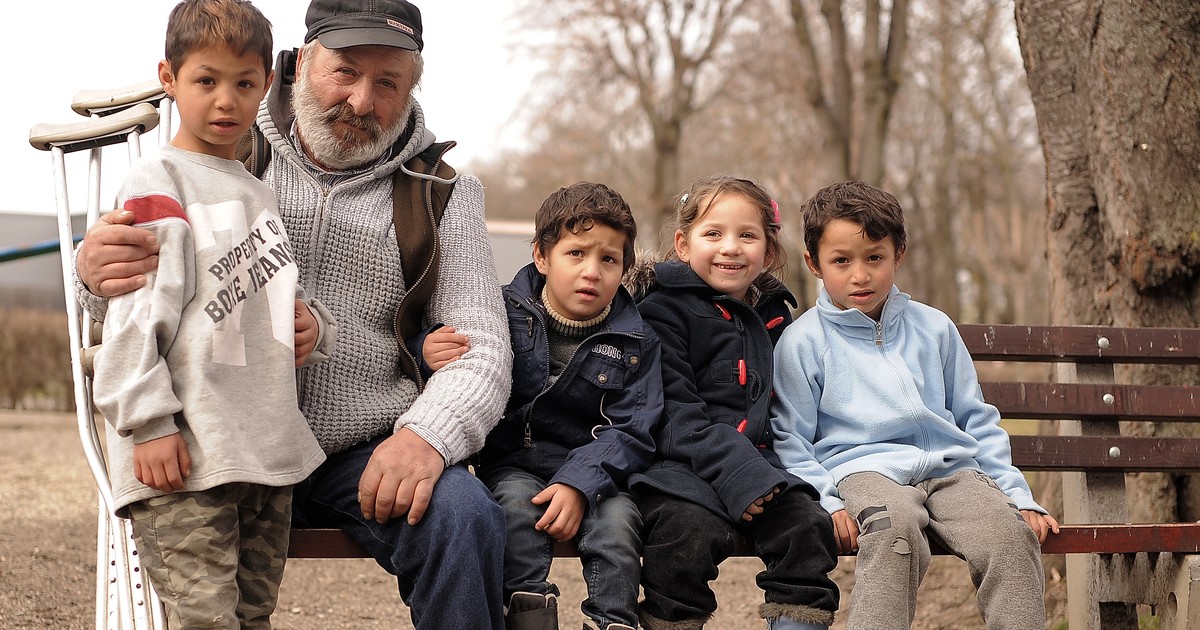 Meci de hochei pentru un tată fără un picior care îşi creşte singur patru copii. Familia din Făgăraş a plecat acasă cu 7.000 lei, o bicicletă şi o trotinetă