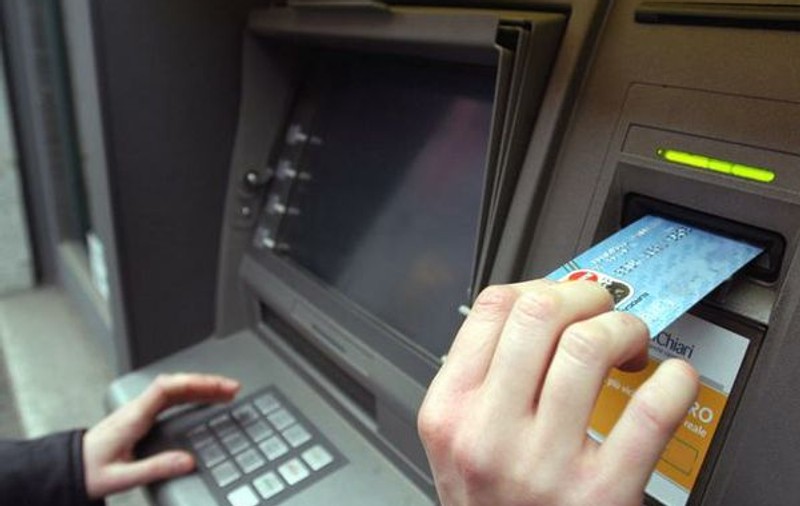 Jaf de zile mari în Capitală! Patru bărbaţi au furat un bancomat ÎNTR-UN MINUT