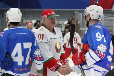 Președintele Belarus, Alexandr Lukașenko (centru) dă mâna cu adversarii FOTO: EPA-EFE/SERGEI SHELEG / POOL