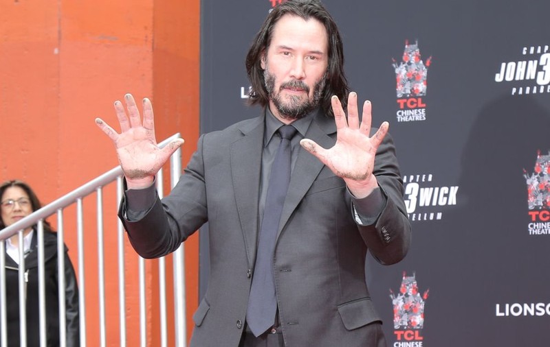 FOTO | Keanu Reeves şi-a lăsat amprentele în cimentul de la Hollywood