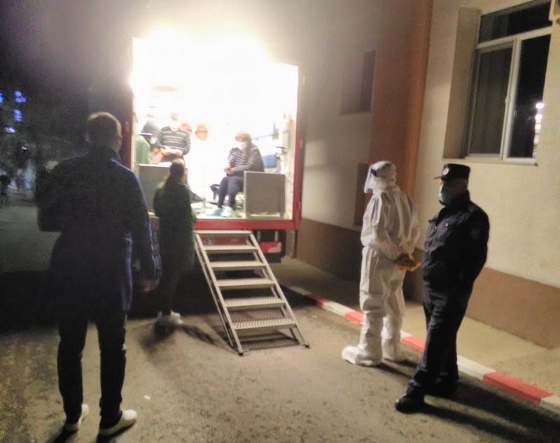 Coadă de ambulanțe în curtea Spitalului de Boli Infecţioase din Iaşi. Manager: „A fost o noapte de foc”