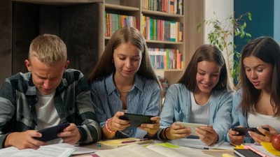 elevi-folosesc-telefonul