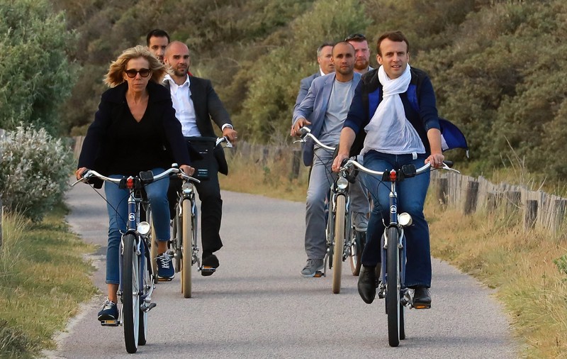 Emmanuel și Brigitte Macron, la plimbare cu bicicleta | FOTO