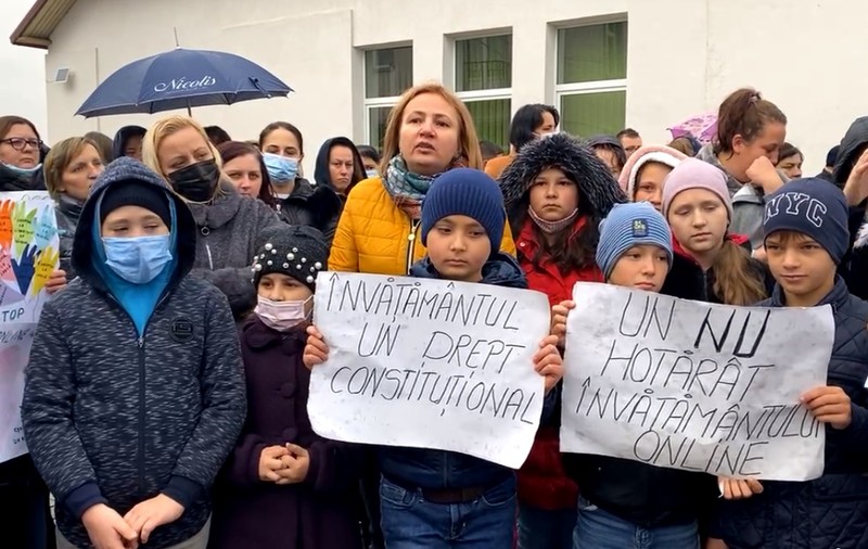 Protest la un liceu din județul Suceava, față de condiția vaccinării. „A fost prea în scurt. Nu suntem contra vaccinării”