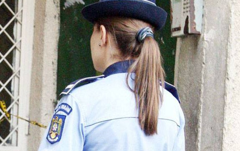 O tânără se dădea polițistă și cerea șpăgi imense pentru a facilita angajări în instituție. Ce pedeapsă a primit