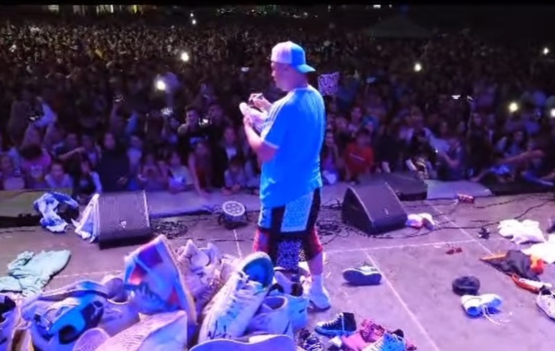 Reacția lui Puya după ce fanii au aruncat cu tricouri și pantofi pe scenă, la concertul lui din Bârlad: „Oamenii mă susțin, se gândesc la mine”