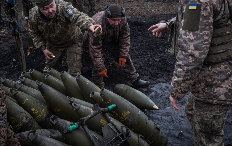 Achiziție eșuată de armament care a lăsat Ucraina fără obuze. Grupul indian implicat în uriașul scandal din Estonia este prezent și în România