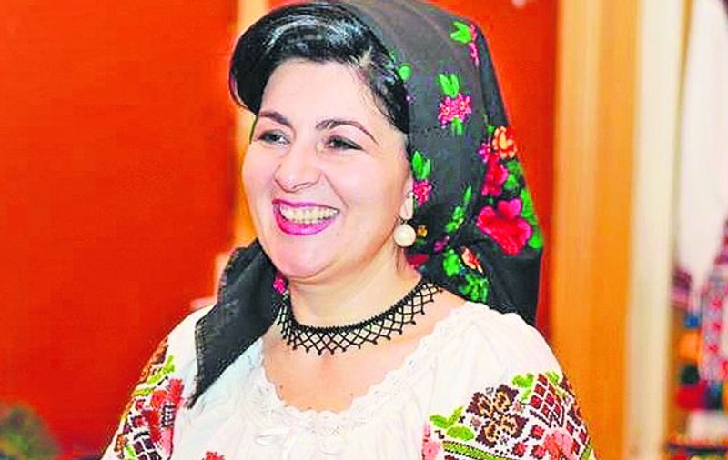 Ea îmbracă vedetele în costume populare
