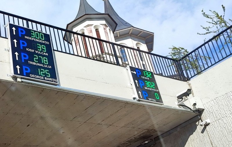 În Oradea s-au montat indicatoare cu LED care afișează numărul locurilor de parcare vacante, în timp real