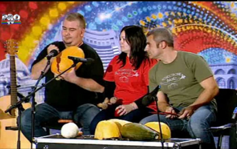 Românii au Talent | GENIAL! Au cântat la morcovi, varză şi dovleci | VIDEO
