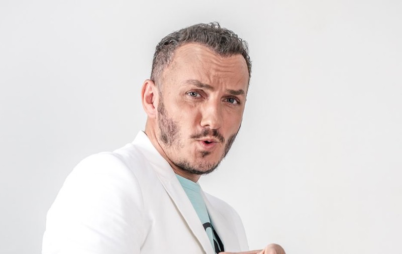 Fratele lui Mihai Trăistariu nu poate alege între cele lumești și credință. „Se roagă mult, dar tot pictează nuduri”