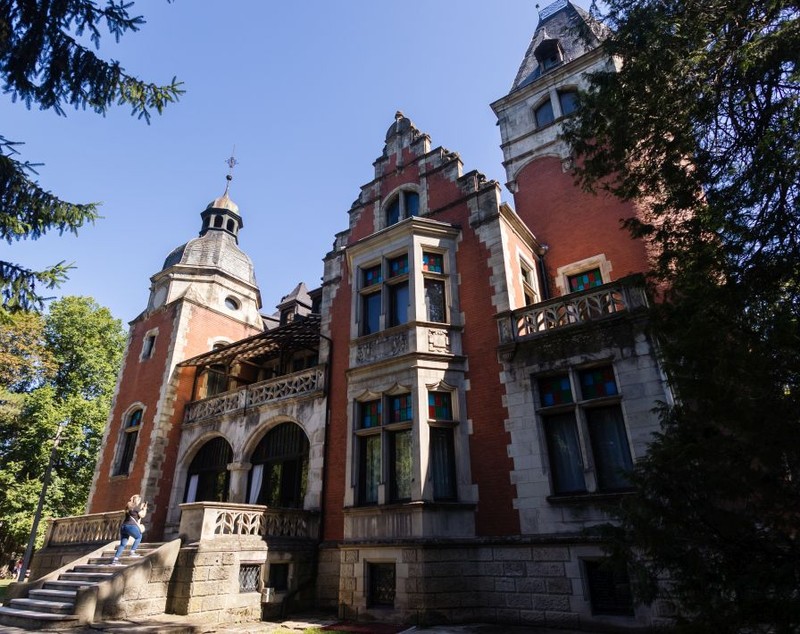 Cinci locuri pe care e musai să le vezi, chiar dacă pentru asta trebuie să te duci până la Cucuieții din Deal. Povestea bisericii de lemn cu tavan de stele