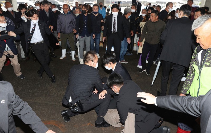 Explozie în timpul unui discurs al premierului japonez. Un bărbat l-a atacat cu o fumigenă - VIDEO