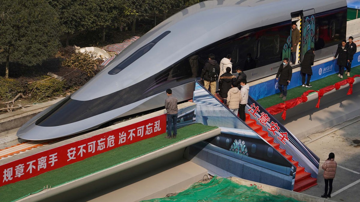 China a prezentat un prototip de tren care poate atinge viteza de 620 de kilometri pe oră