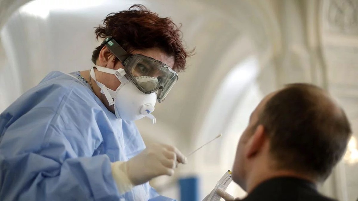 Experții recomandă efectuarea de multe teste pentru controlul epidemiei