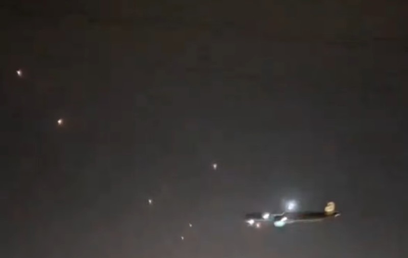 Imagini cu un avion care aterizează la Tel Aviv în mijlocul unui val de rachete lansate din Fâșia Gaza | VIDEO