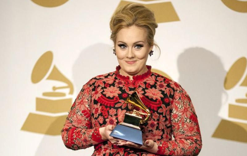Farsă de zile mari! Un bărbat a încercat să-i «fure» premiul Grammy lui Adele, chiar pe scenă - VIDEO 