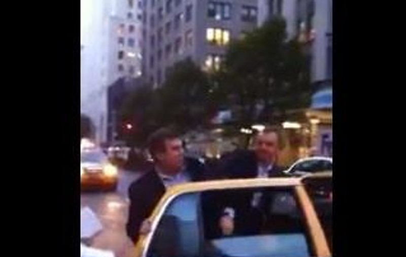 Nebunie la New York! Doi oameni de afaceri se bat pentru un taxi în plină stradă | VIDEO