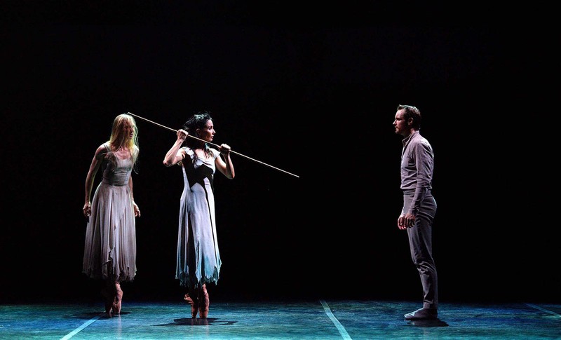 Stina Quagebeur, Tamara Rojo (Giselle, centru) și James Streeter (Albrecht) în Giselle, foto: Laurent Liotardo