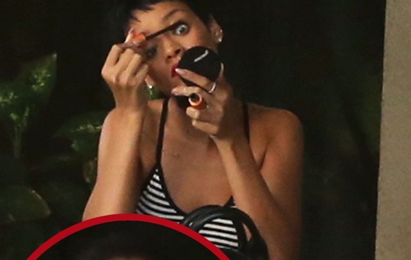 Când e nevoie, Rihanna se machiază de una singură! | FOTO