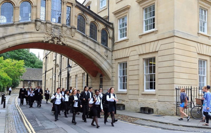 Numărul profesorilor români la universități din Marea Britanie a crescut cu 50% în ultimii cinci ani