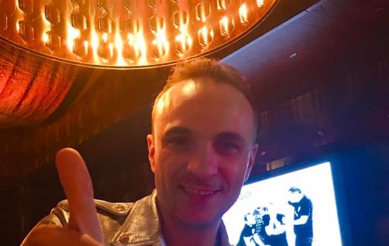 Solistul grupului Direcția 5, Cristi Enache, a împlinit 41 de ani. Aniversează tot burlac!
