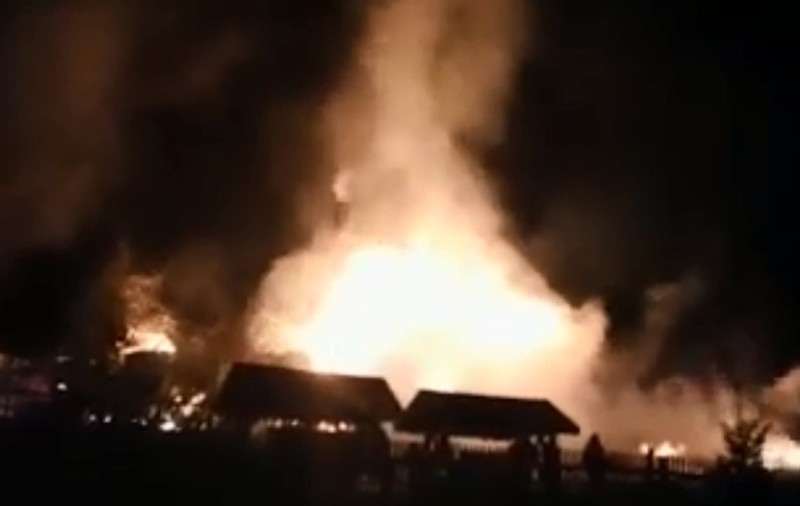 O cabană din Vatra Dornei a ars noaptea trecută. Pompierii s-au luptat zece ore cu flăcările