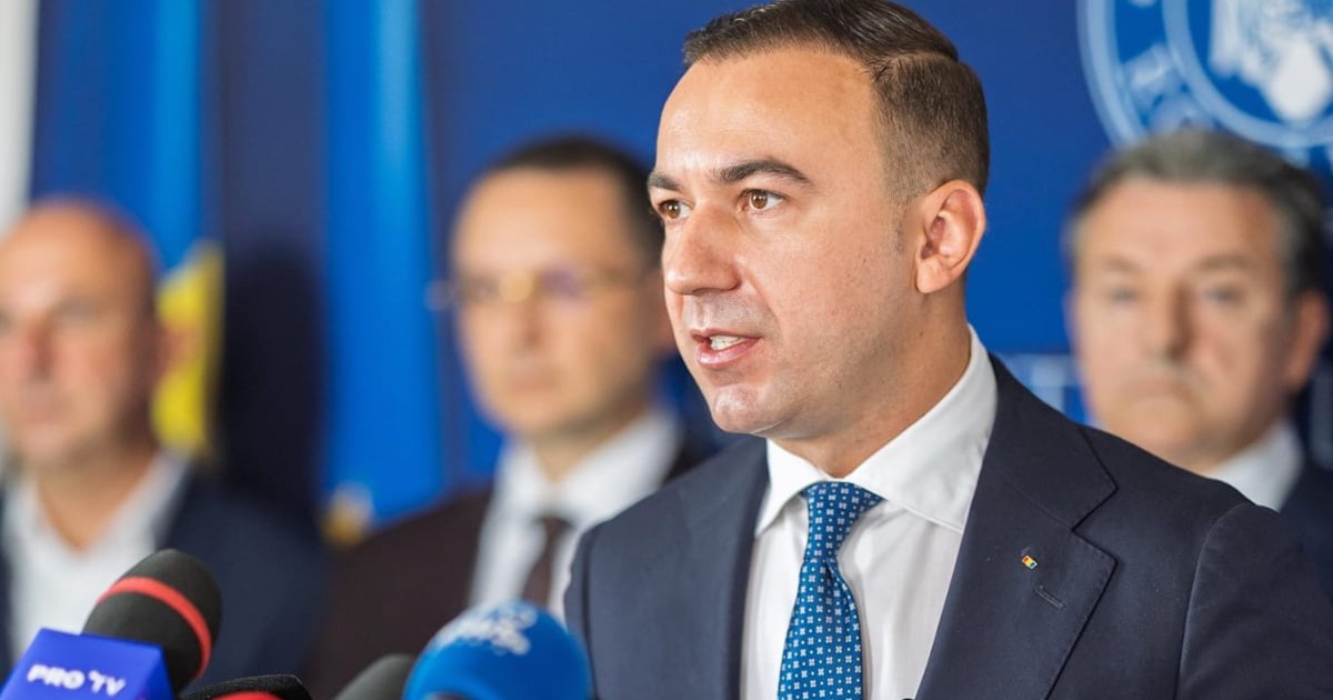 Ministrul Energiei, Bogdan Ivan, în timpul unei conferințe de presă