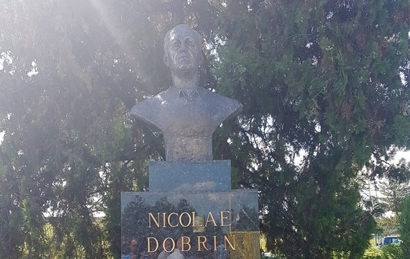 Legendarul fotbalist Nicolae Dobrin a fost comemorat la Piteşti. ”Prințul din Trivale” ar fi împlinit azi 69 de ani