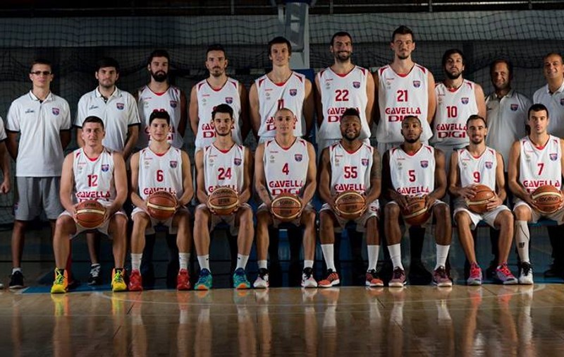 CSM Oradea își conservă prima poziție în liga de baschet. Victorii pentru Steaua și Dinamo