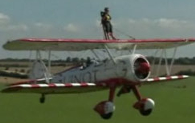 Record mondial - Zboară pe aripa avionului la doar 8 ani! VIDEO