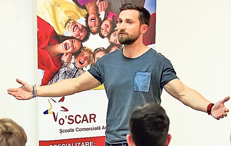 Dani Oţil: «Eu iau bani mulţi vorbindu-le oamenilor»