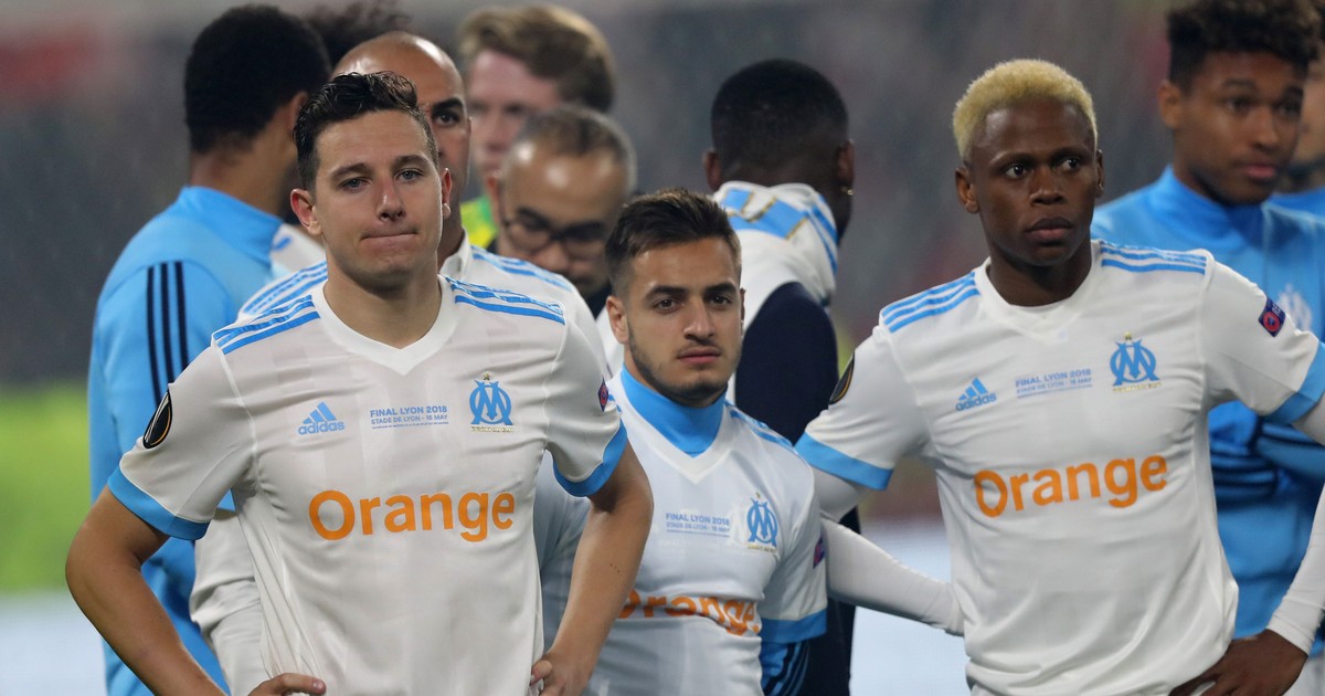 Un fotbalist de la Marseille a fost arestat pentru că a circulat cu un permis de conducere fals. Riscă până la cinci ani de pușcărie. Njie e primul din dreapta
